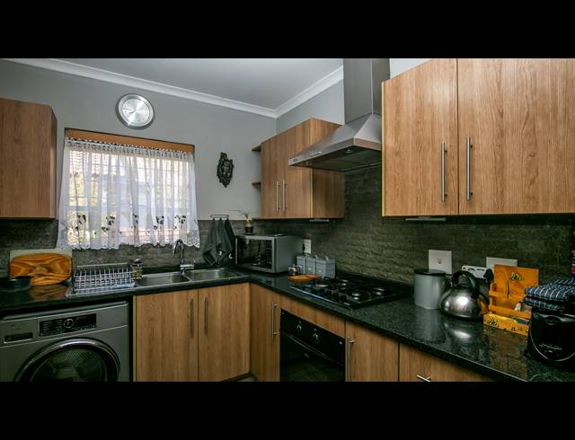2 BEDROOM TOWNHOUSE RENTED IN HONEYDEW RIDGE